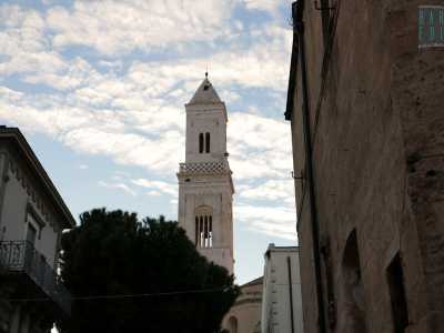 Il campanile della chiesa ricalca quelli romanici-pugliesi delle cattedrali di Bari e di Palo del Colle